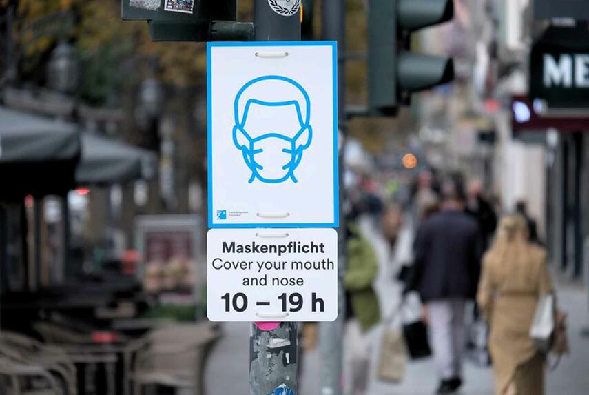 Maskenpflicht: Schilder werden angebracht