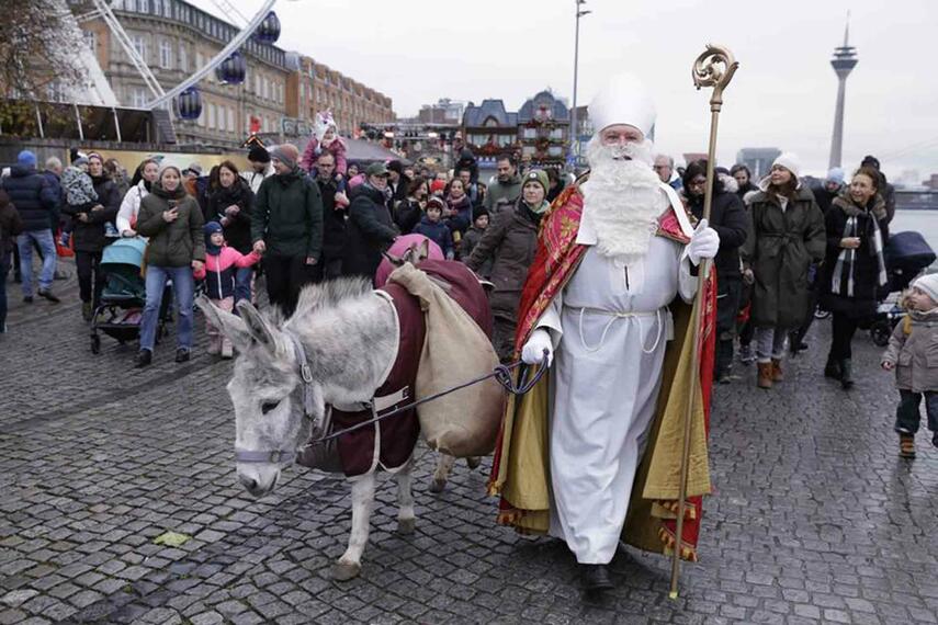 Der Nikolaus zu Besuch im Düsseldorfer Rathaus