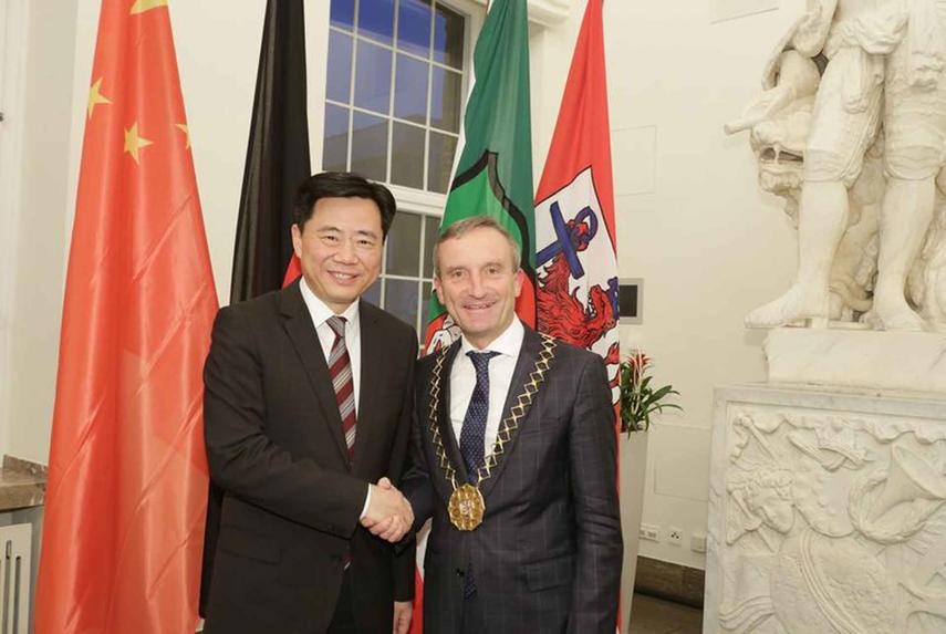 Chinas Botschafter im Düsseldorfer Rathaus