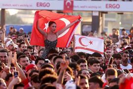 Über 8.000 Besucher: Türkei-Party in den Düsseldorfer Fan Zonen