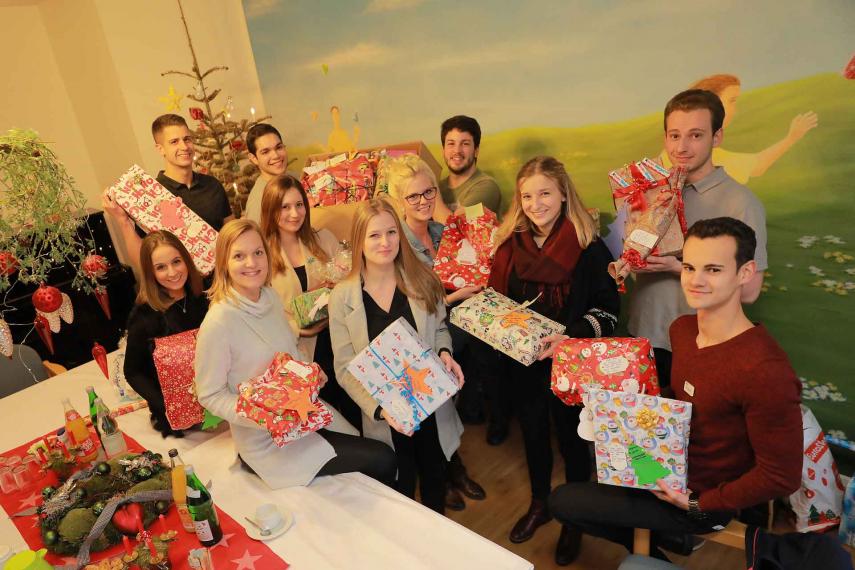 NEW-Mitarbeiter erfüllen 100 Weihnachtswünsche für Heimkinder